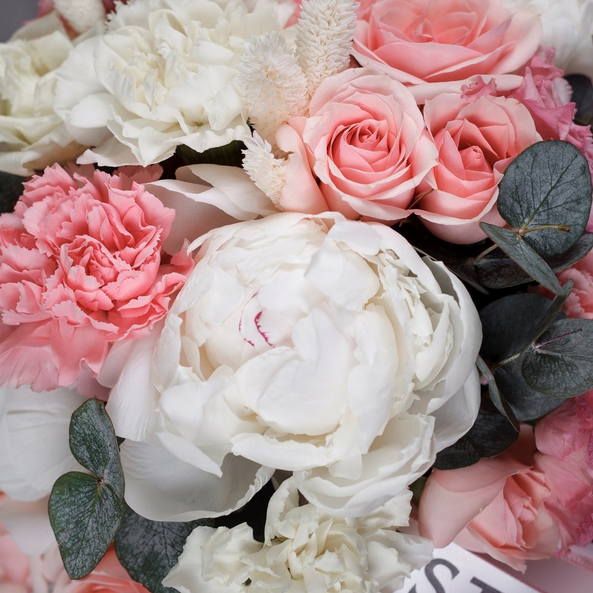 nezhnyj sbornyj buket v korobke s belymi pionami 3